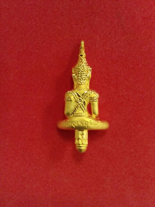 พระจักรพรรดิยอดธงเนื้อสัมฤทธิ์ในชุบกะไหล่ทอง ตอกโค๊ท มีชนวนที่หลวงพ่อฤาษีลิงดำ ปลุกเสกครับ