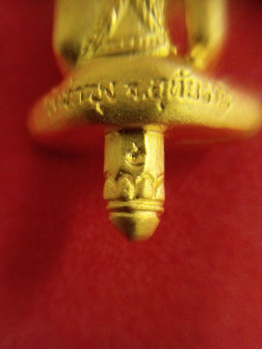 พระจักรพรรดิยอดธงเนื้อสัมฤทธิ์ในชุบกะไหล่ทอง ตอกโค๊ท มีชนวนที่หลวงพ่อฤาษีลิงดำ ปลุกเสกครับ