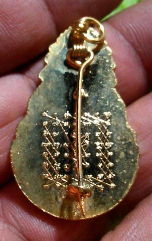 เข็มกลัด มงกุฎเพชร หลวงพ่อฤาษีลิงดำ วัดท่าซุง ปี 2528 กล่องเดิมจากวัดเคาะเดียวครับ