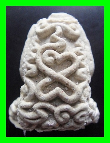 พระปิดตาอุตตโม ผงพรายกุมาร สีขาว เนื้อว่าน ๑๐๘ ปี ๒๕๕๔ ปลุกเสกโดย หลวงพ่อสาคร มนุญโญ วัดหนองกรับ 