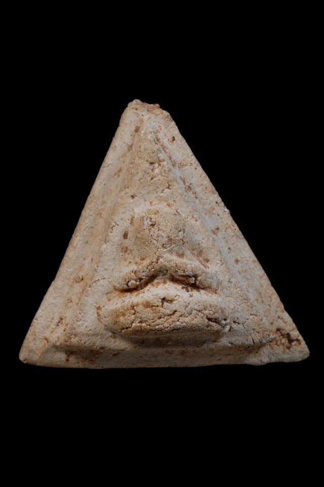 พระปิดตา หลวงปู่ภู วัดอินทร์ พิมพ์ 3 เหลี่ยมปีกกว้าง หายาก สวยเดิมๆ