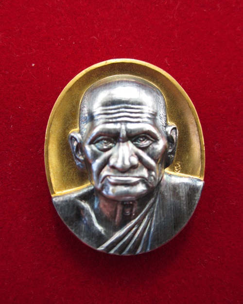 เหรียญรูปไข่ หลวงพ่อเงิน วัดบางคลาน รุ่นพระพิจิตร เนื้อกะไหล่ทองหน้ากากเงิน 