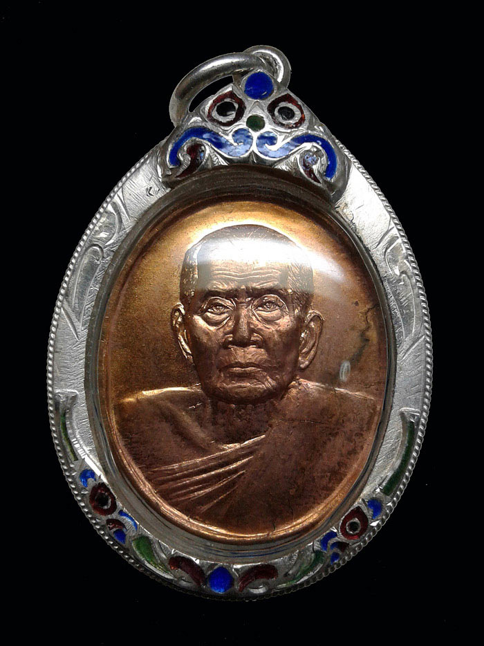 เหรียญหลวงปู่หมุน ออกวัดคลองทราย ปี2543 เนื้อทองแดงผิวไฟ มาพร้อมเลี่ยมเงินลงยาอย่างงาม