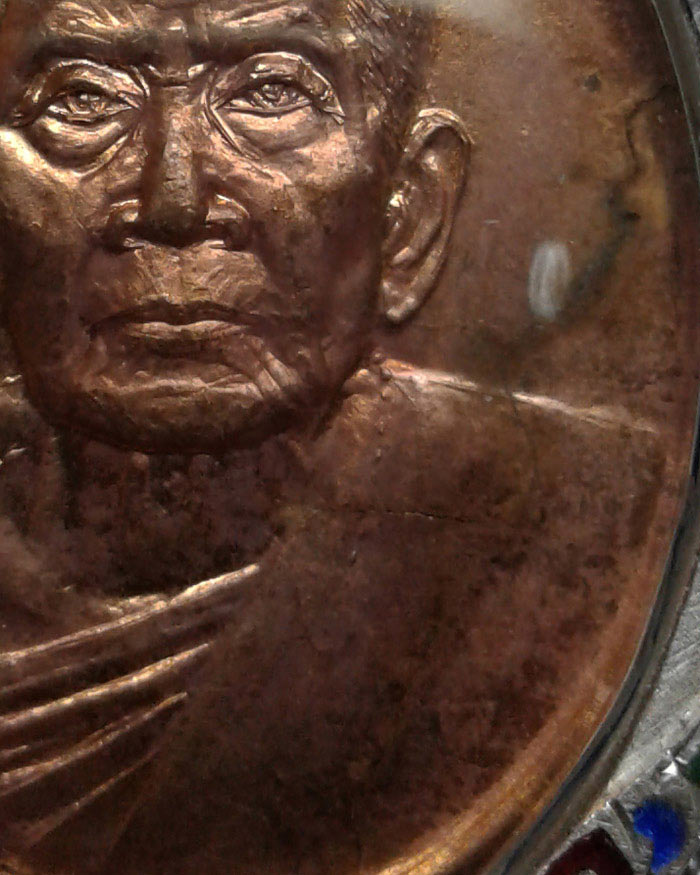 เหรียญหลวงปู่หมุน ออกวัดคลองทราย ปี2543 เนื้อทองแดงผิวไฟ มาพร้อมเลี่ยมเงินลงยาอย่างงาม