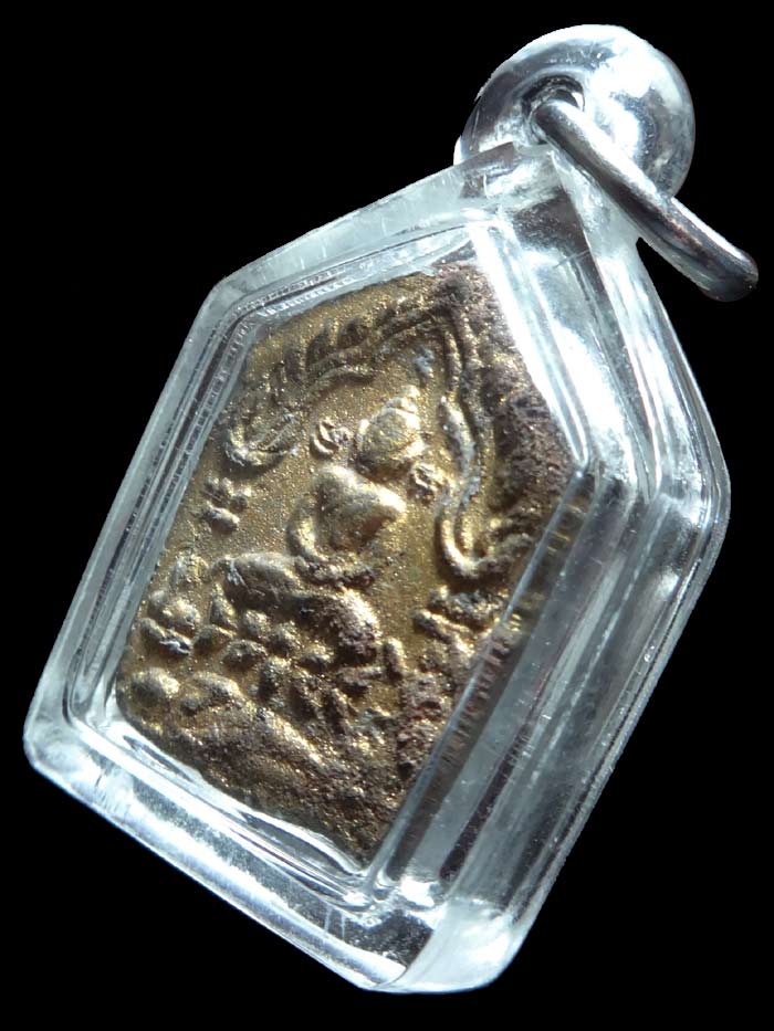 พระขุนแผนผงพรายกุมารรุ่นสากหัก พิมพ์เล็ก เนื้อดำ ทาทองด้านหน้า เลี่ยมพลาสติกกันน้ำ หายากครับ