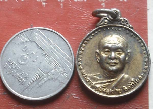 เหรียญเมตตา เสือ วัว พศ 2530 หลวงพ่อสมชาย วัดเขาสุกิม กะไหล่ทอง