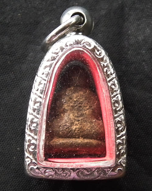 พระปิดตาเนื้อผงเกสร พิมพ์เสริมฐาน หลังยันต์ ลป.คำพันธ์ วัดธาตุมหาชัย ปี ๒๕๓๓