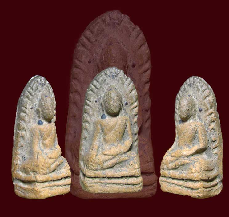 พระรอดวัดพระสิงห์ 2496 เนื้อเขียวคราบแดงสวยๆพิมพ์ใหญ์ชัดเจน.....เคาะเดียวครับ550