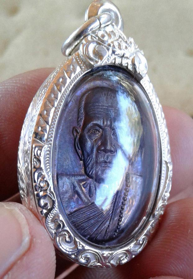 เหรียญเล็กหน้าใหญ่ พร้อมเลี่ยมเงินสั่งทำสวยๆ มาพร้อมจีวรหลวงปู่ ท่านใดสนใจเชิญครับ