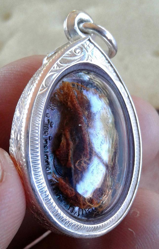 เหรียญเล็กหน้าใหญ่ พร้อมเลี่ยมเงินสั่งทำสวยๆ มาพร้อมจีวรหลวงปู่ ท่านใดสนใจเชิญครับ