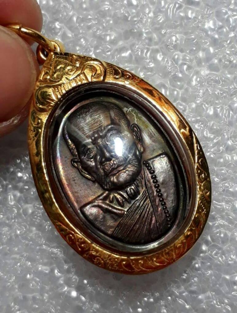 เหรียญเล็กหน้าใหญ่ พร้อมเลี่ยมทองยกซุ้มสวยๆครับ ท่านใดสนใจเชิญครับ