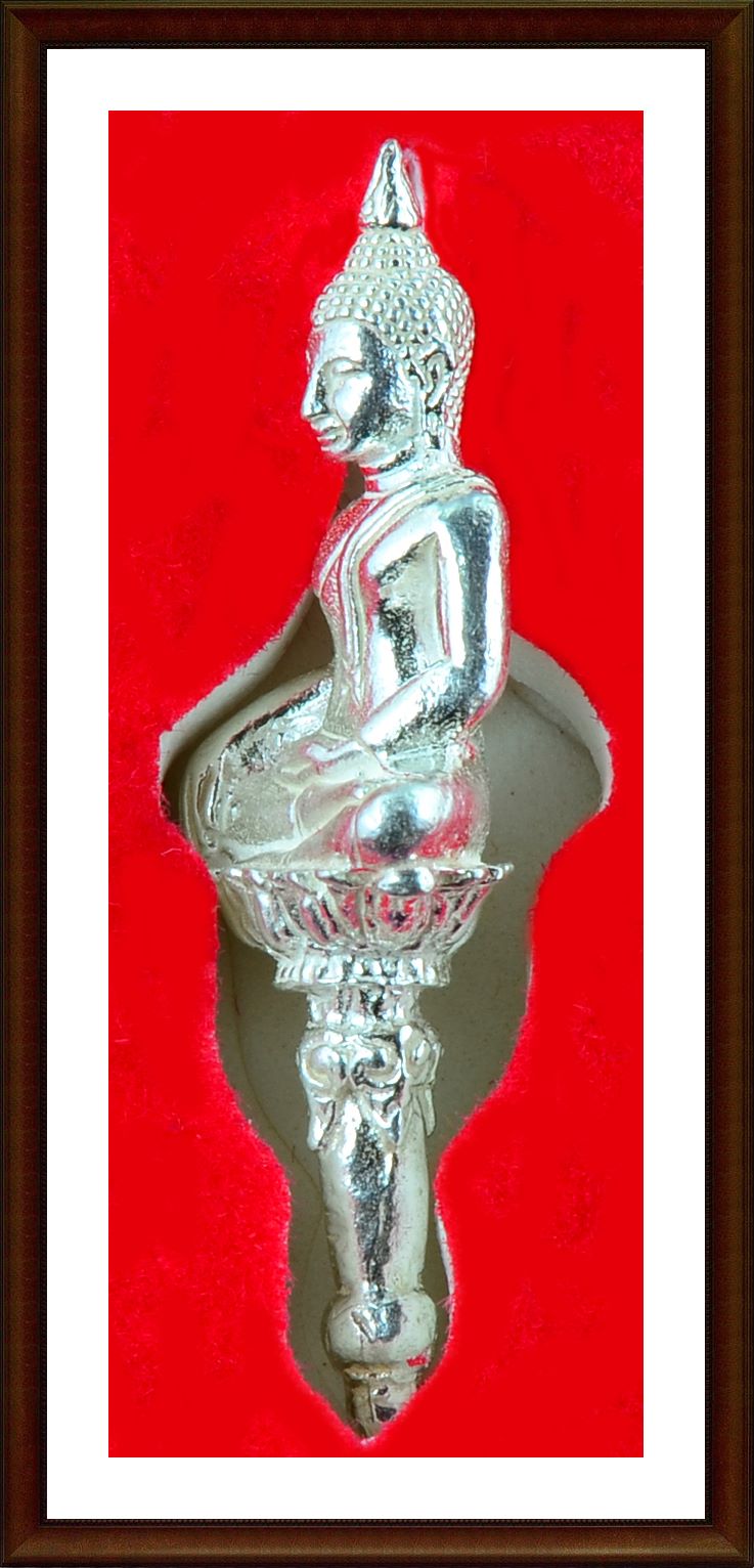 พระยอดธงมหาราช รุ่น ๑ หลวงปู่แผ้ว ปวโร เนื้อเงิน สร้าง ๔๙๙ องค์