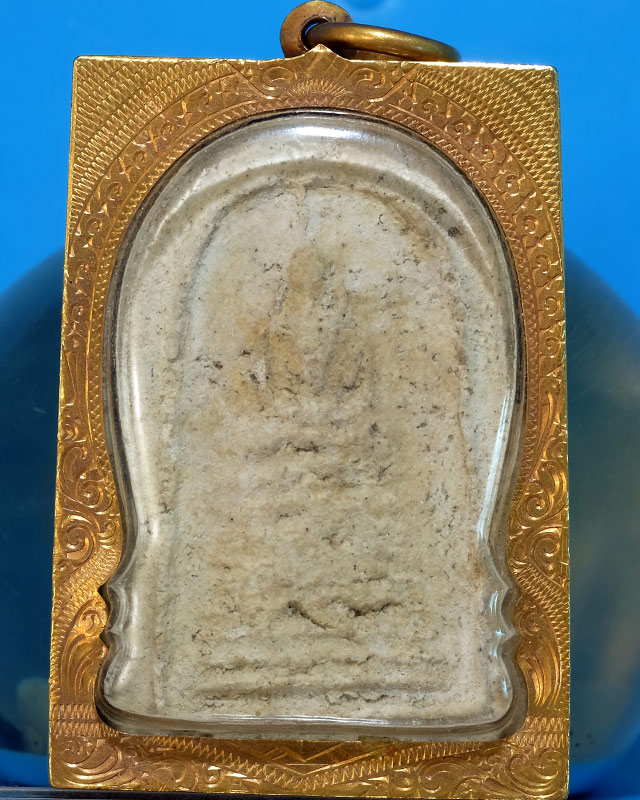 พระสมเด็จอกวีฐานเก้าชั้น หลวงปู่เผือก วัดกิ่งแก้ว สมุทรปราการ ปี 2496 หลังยันต์สาริกา มีเลี่ยมทองแท้
