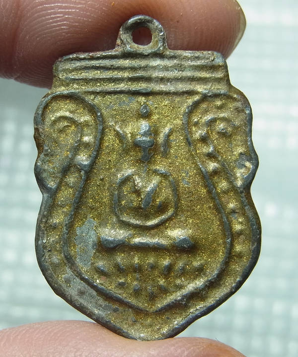 เหรียญหล่อหลวงพ่อโต เนื้อชินตะกั่วทาทอง วัดวิหารทอง จ.ชัยนาท พร้อมบัตร