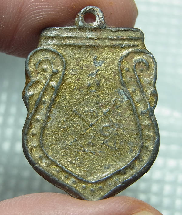 เหรียญหล่อหลวงพ่อโต เนื้อชินตะกั่วทาทอง วัดวิหารทอง จ.ชัยนาท พร้อมบัตร