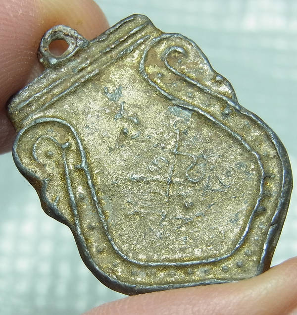 เหรียญหล่อหลวงพ่อโต เนื้อชินตะกั่วทาทอง วัดวิหารทอง จ.ชัยนาท พร้อมบัตร