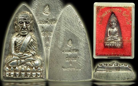 หลวงพ่อทวด หลังเตารีด พิมพ์ใหญ่ เนื้อเงิน ปี 2539 วัดโคกโพธิ์ พร้อมกล่องเดิม(กล่องหูชำรุด) 