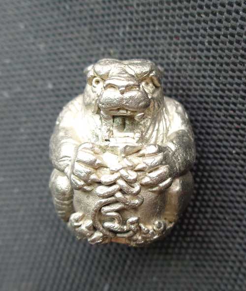 ***ลูกอมเสืออุดกริ่งรุ่นแรก ปี 47 ((เนื้อเงิน))หลวงพ่อเพี้ยนเกริ่นกฐิน อ.บ้านหมี่ จ.ลพบุรี มีโค๊ด วฐ