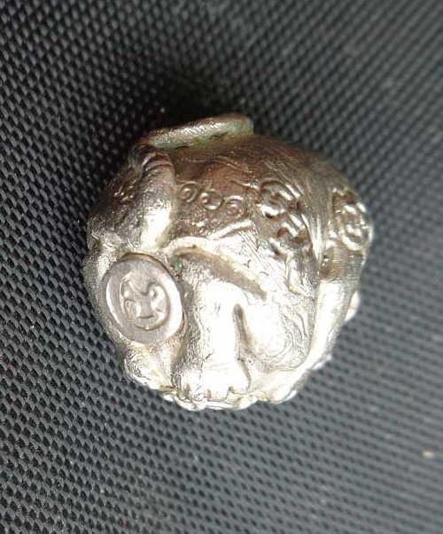 ***ลูกอมเสืออุดกริ่งรุ่นแรก ปี 47 ((เนื้อเงิน))หลวงพ่อเพี้ยนเกริ่นกฐิน อ.บ้านหมี่ จ.ลพบุรี มีโค๊ด วฐ