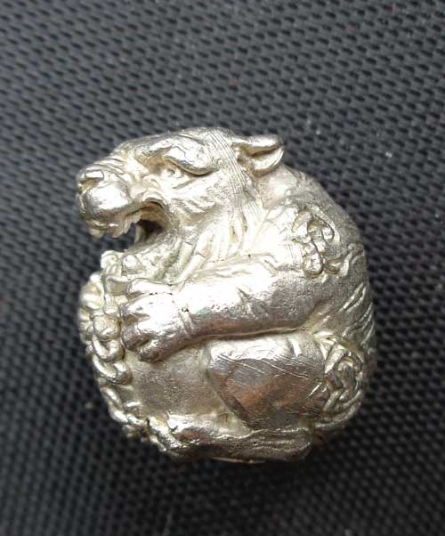 ***ลูกอมเสืออุดกริ่งรุ่นแรก ปี 47 ((เนื้อเงิน))หลวงพ่อเพี้ยนเกริ่นกฐิน อ.บ้านหมี่ จ.ลพบุรี มีโค๊ด วฐ