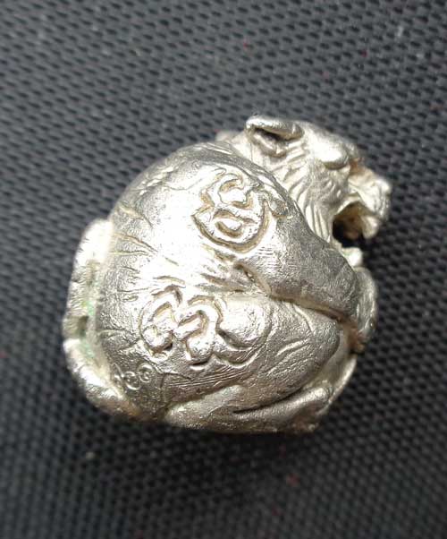 ***ลูกอมเสืออุดกริ่งรุ่นแรก ปี 47 ((เนื้อเงิน))หลวงพ่อเพี้ยนเกริ่นกฐิน อ.บ้านหมี่ จ.ลพบุรี มีโค๊ด วฐ