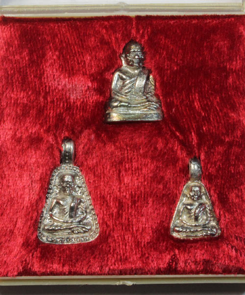 หลวงพ่อเงินมาทั้งชุด รุ่นฉัตรมงคล ปี 35 พร้อมกล่อง เนื้อเงิน