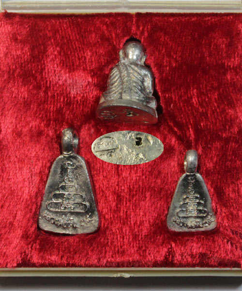 หลวงพ่อเงินมาทั้งชุด รุ่นฉัตรมงคล ปี 35 พร้อมกล่อง เนื้อเงิน