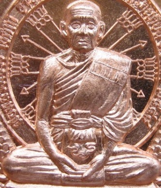 เหรียญนั่งพานสร้างบารมี หลวงพ่อโปร่ง วัดถ้ำพรุตะเคียน ชุมพร ปี58เลข417ทองแดงไม่ตัดปีก(กรรมการ)+กล่อง