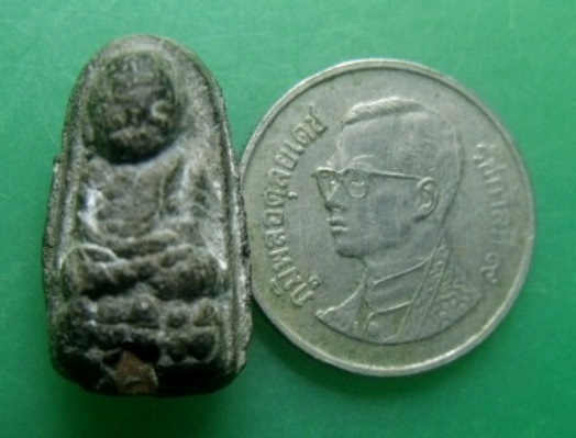 **วัดใจ**หลวงปู่ทวดเนื้อว่านพิมพ์พระรอดจิ๋ว ฝังตะกรุดนารายณ์เเปลงรูป**สวยๆ หายาก เชิญชมครับ