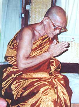 รูปเหมือนลอยองค์เนื้อทองผสมหลวงปู่โง่น โสรโย วัดพระพุทธบาทเขารวก อ.ตะพานหิน จ.พิจิตร