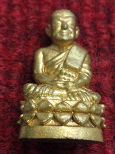 รูปหล่อ หลวงปู่ทวด วัดช้างให้ รุ่นเปิดโลก รวยเงินล้าน สวยๆพร้อมกล่องเดิมครับ 