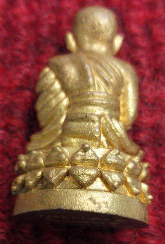 รูปหล่อ หลวงปู่ทวด วัดช้างให้ รุ่นเปิดโลก รวยเงินล้าน สวยๆพร้อมกล่องเดิมครับ 