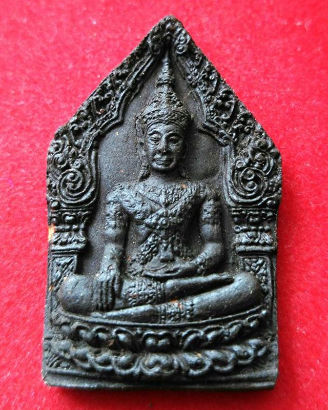 พระผงจักรพรรดิ์ หลวงปู่มีชัย กามฉินฺโท เนื้อดำ มีเส้นเกษา หายาก วัดพระชราแห่งชาติ ปี2557จ.สุรินทร์ 