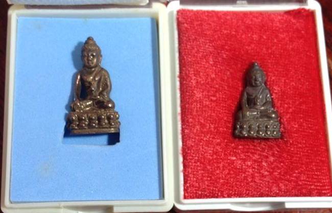 พระกริ่งน้อยไตรปิฏกเนื้อทองแดงรมดำ +พระชัยวัฒน์รุ่นฉลองสิริมงคลอายุ 65 ปี "มนุญโญ 65" เนื้อนวะ