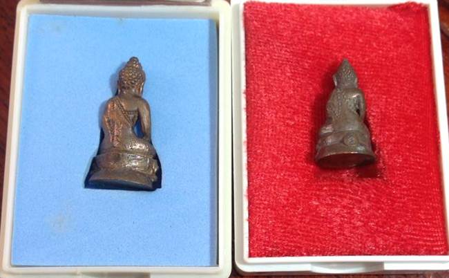 พระกริ่งน้อยไตรปิฏกเนื้อทองแดงรมดำ +พระชัยวัฒน์รุ่นฉลองสิริมงคลอายุ 65 ปี "มนุญโญ 65" เนื้อนวะ