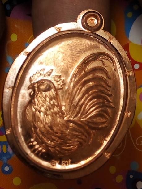 รุ่นแรกไก่หลวงปู่จื่อรุ่นมหาลาภโภคทรัพย์ เนื้อทองแดงขัดเงา หลังเรียบหมายเลข  97  สภาพสวยค่ะ