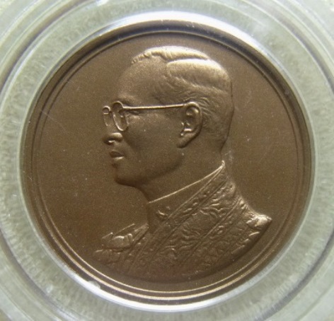 **วัดใจ**เหรียญในหลวง พระราชพิธีฉลองสิริราชสมบัติครบ ๖๐ ปี เนื้อทองแดงพ่นทราย**สวยๆ