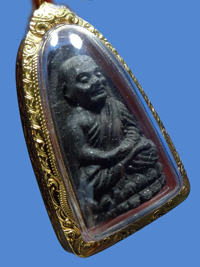 (1) หลวงปู่ทวด เนื้อว่าน ปี 24 พิมพ์กลาง เลี่ยมทอง พร้อมบัตร