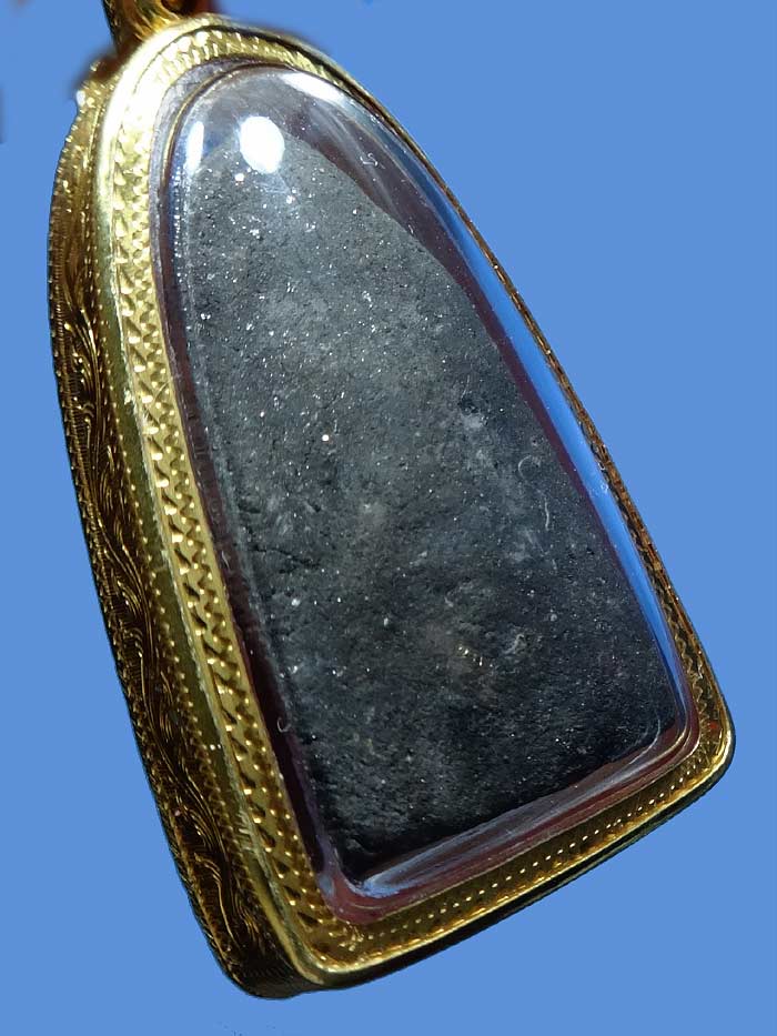 (1) หลวงปู่ทวด เนื้อว่าน ปี 24 พิมพ์กลาง เลี่ยมทอง พร้อมบัตร