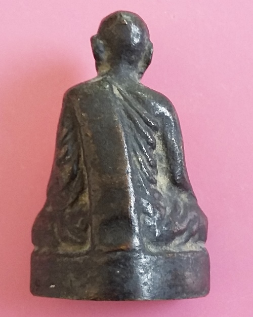 รูปหล่อรุ่นแรกหลวงปู่กิ่ม วัดบางพลีกลาง  สมุทรปราการ  สวย นิยมครับ