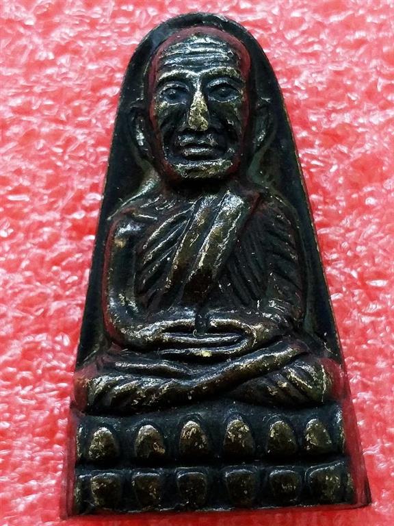 หลวงปู่ทวดหลังหนังสือ วัดช้างให้ ปี 2524 พิมพ์กรรมการ หลัง 3 จุด นิยม 