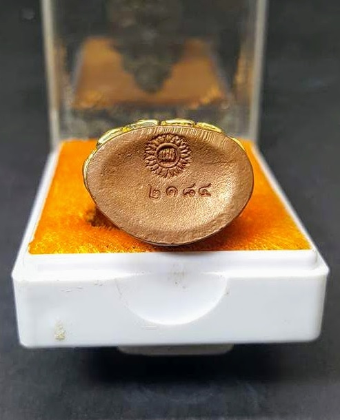 พระกริ่งธรรมมุณี เนื้อทองทิพย์ก้นทองแดง หลวงพ่อแพ วัดพิกุลทอง พิธีเททอง ปี39 โค๊ตดอกจันด้านหลัง