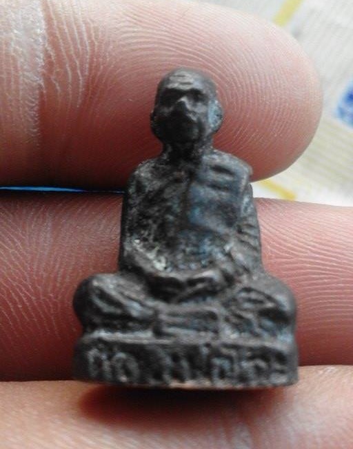 รูปหล่อหลวงพ่อโก๊ะ วัดเก้าห้อง