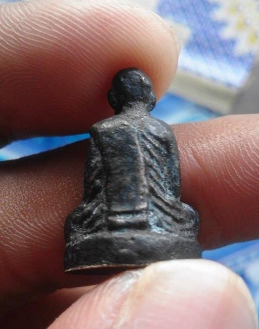 รูปหล่อหลวงพ่อโก๊ะ วัดเก้าห้อง