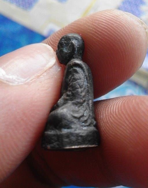 รูปหล่อหลวงพ่อโก๊ะ วัดเก้าห้อง