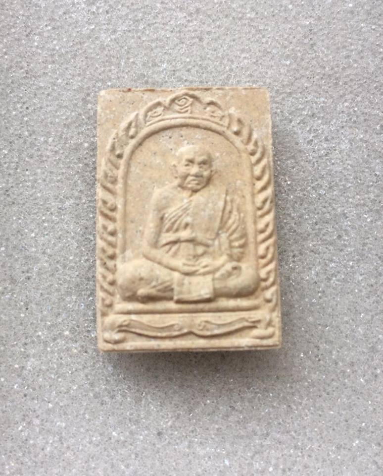 พระผงทับทิมทองรูปเหมือนหลวงปู่ทิม หลังยันต์เก้ายอด รุ่น 1 ปี 2538