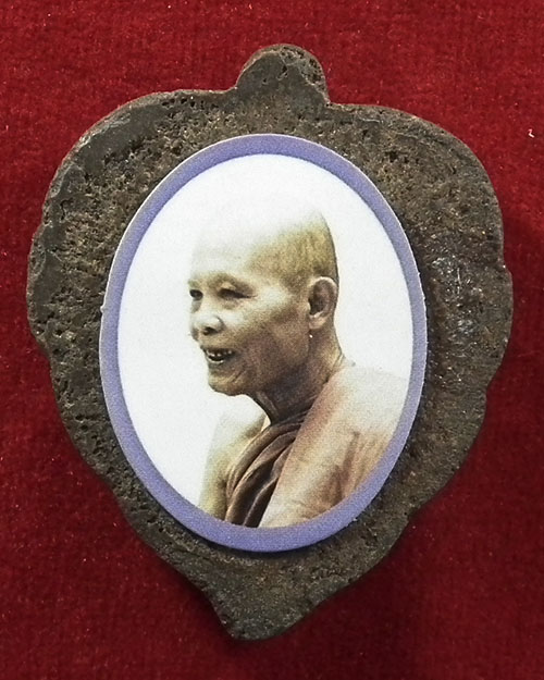 พระเนื่อผง หลวงพ่อประสิทธิ์ ปุญญมากโร พิมพ์ใบโพธิ์ท่านพ่อลี  วัดป่าหมู่ใหม่ จ.เชียงใหม่  