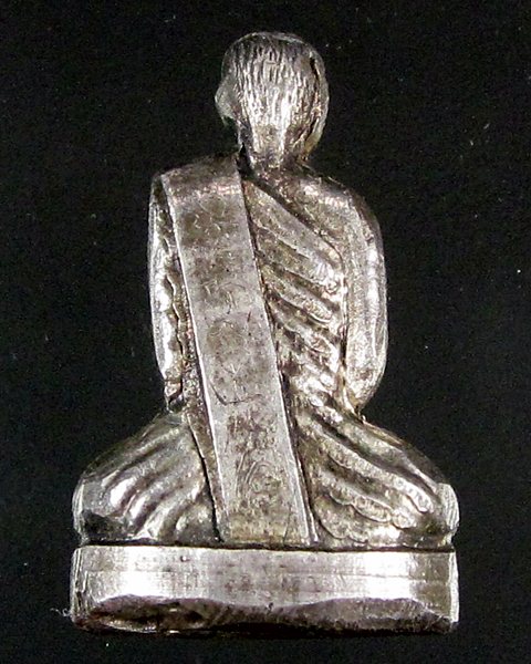 พระรูปเหมือนปั๊มเนื้อเงิน หลวงพ่อกัน วัดเขาแก้ว จ.นครสวรรค์  มีรอยจารย์ด้านหลังและใต้ฐาน