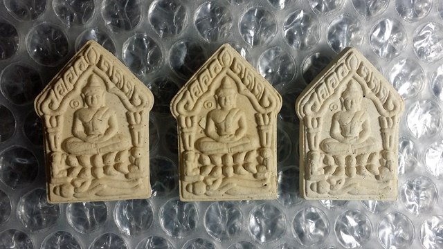 พระขุนแผน หลวงพ่อสิน ปี56 จำนวน 3 องค์ ตะกรุดทองแดง ฝาบาตร เงิน ครับ