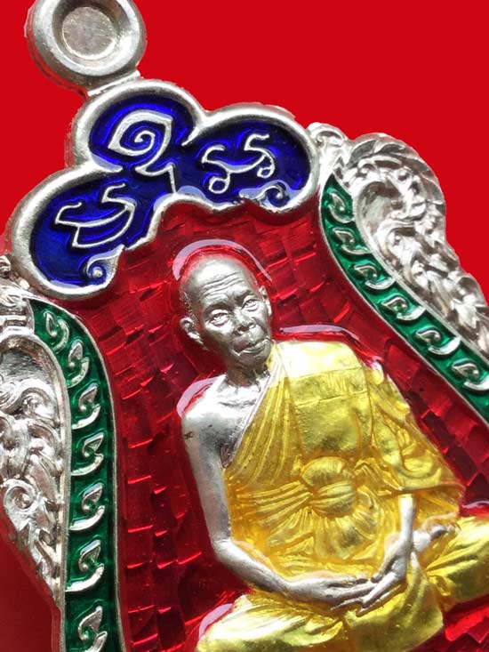 เหรียญเสมา 7 รอบ หลวงพ่อสิน เนื้อเงินลงยา 4 สี + ศาลา 1 หลัง หมายเลข ๑๒๕o พร้อมกล่อง